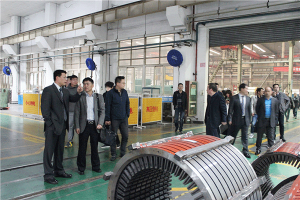 西瑪電機總經理楊天利帶領各位供應商代表參觀廠區(qū) 西瑪電機總經理楊天利帶領各位供應商代表參觀廠區(qū)
