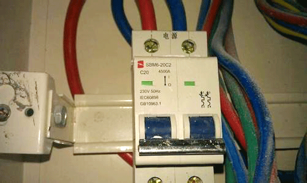 漏電保護(hù)裝置是造成西安西瑪電機(jī)頻繁燒毀的原因。